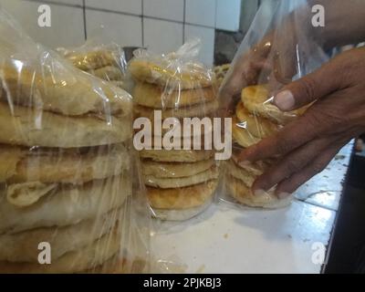 Dhaka, Bangladesh. 31st mars 2023. Un vendeur prépare Bakhorkhani (un aliment traditionnel) à vendre pour briser le jeûne pendant le mois de Ramadan près de la rue de Lalbag.Un vendeur prépare Bakhorkhani (un aliment traditionnel) à vendre pour briser le jeûne pendant le mois de Ramadan près de la rue de Lalbag. (Credit image: © MD Mehedi Hasan/Pacific Press via ZUMA Press Wire) USAGE ÉDITORIAL SEULEMENT! Non destiné À un usage commercial ! Banque D'Images