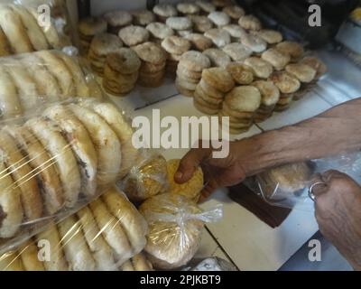 Dhaka, Bangladesh. 31st mars 2023. Un vendeur prépare Bakhorkhani (un aliment traditionnel) à vendre pour briser le jeûne pendant le mois du Ramadan, près de la rue de Lalbag. Un vendeur prépare Bakhorkhani (un aliment traditionnel) à vendre pour briser le jeûne pendant le mois du Ramadan, près de la rue de Lalbag. (Credit image: © MD Mehedi Hasan/Pacific Press via ZUMA Press Wire) USAGE ÉDITORIAL SEULEMENT! Non destiné À un usage commercial ! Banque D'Images