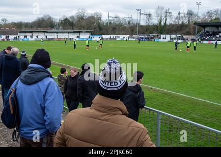 Maidenhead, Royaume-Uni. 1st avril 2023. Les fans de football regardent un match de la National League contre Chesterfield au terrain de Maidenhead United sur York Road. York Road est considéré par la football Association comme le plus ancien terrain de football senior utilisé en permanence par le même club. Le Royal Borough de Windsor et Maidenhead a récemment approuvé des plans visant à ajouter 224 sièges de plus dans le South Stand et à construire un nouveau North Stand de 304 sièges. Crédit : Mark Kerrison/Alamy Live News Banque D'Images