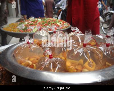 Dhaka, Bangladesh. 31st mars 2023. Un vendeur de rue vend le pois chiche avant de casser le jeûne pendant le mois de Ramadan près de la rue de Lalbag.Un vendeur prépare Bakhorkhani (un aliment traditionnel) à vendre pour briser le jeûne pendant le mois de Ramadan près de la rue de Lalbag. (Credit image: © MD Mehedi Hasan/Pacific Press via ZUMA Press Wire) USAGE ÉDITORIAL SEULEMENT! Non destiné À un usage commercial ! Banque D'Images