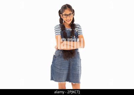 Tween fille avec des cheveux tressés debout sur fond blanc Banque D'Images