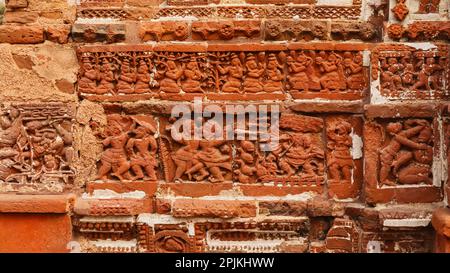 Scènes de guerre de Mahabharata représentées sur le temple de Shyam Rai, Bishnupur, Bengale occidental, Inde. Banque D'Images