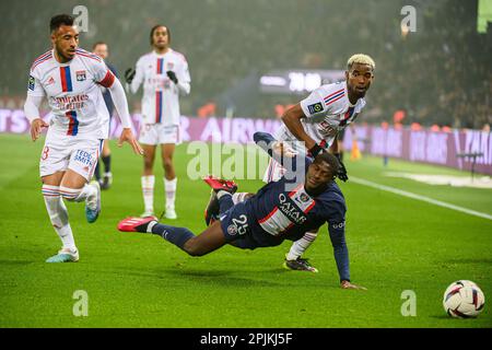 Parc des Princes, France, 2 avril 2023, Julien Mattia / le Pictorium - PSG vs Lyon au Parc des Princes, 2 avril 2023 - 02/04/2023 - France / Ile-de-France (région) / Paris - Nuno Mendes en action pendant la Ligue 1 Uber Eats match entre le PSG et l'Olympique Lyonnais au Parc des Princes, 2 avril 2023 Banque D'Images