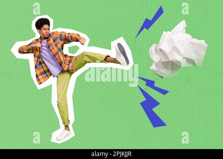 Image de collage créative de mini-sportif gars jambe kick combat grand papier froissé isolé sur fond vert peint Banque D'Images