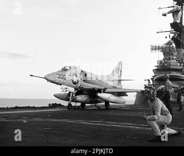 A ÉTATS-UNIS Navy Douglas A-4C Skyhawk (Buno 145143) de l'escadron d'attaque 172 (va-172) 'Blue Bolts' se prépare à quitter le pont de vol du porte-avions USS Franklin D. Roosevelt (CVA-42), le 10 août 1966. Va-172 a été affecté à l'attaque de l'aile aérienne 1 (CVW-1) à bord du Franklin D. Roosevelt pour un déploiement au Vietnam du 21 juin 1966 au 21 février 1967. Cet avion a été perdu le 2 décembre 1966, lorsqu'il a été abattu par un missile sa-2 nord-vietnamien lors d'une mission de reconnaissance de nuit au-dessus du delta de la rivière Rouge, au sud de Hanoï, au Vietnam. Le pilote, le commandant Bruce A. Nystrom, co de va-172 Banque D'Images