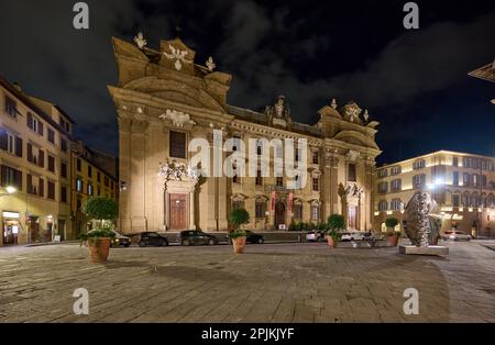 Vue nocturne du complexe illuminé de San Firenze, Chiesa di san Firenze, Piazza di S. Firenze, Florence, Toscane, Italie Banque D'Images