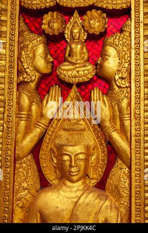 Laos, Luang Prabang. Haw Pha Bang, temple royal sur le terrain du Musée du Palais Royal. Panneau sculpté sur le mur. Banque D'Images