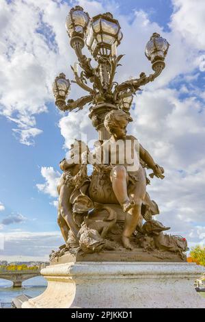 Paris. Feu de rue décoratif sur le pont Alexandre III, le long de la Seine. Banque D'Images