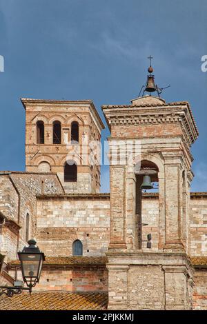 Italie, Ombrie, Narni. La cathédrale médiévale de San Giovenale et le clocher dans l'ancien village de Narni. Banque D'Images