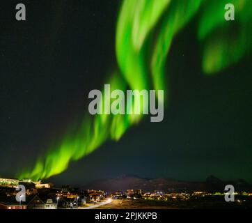 Aurores boréales au-dessus de Nuuk. Nuuk la capitale du Groenland à la fin de l'automne. Groenland, territoire danois Banque D'Images