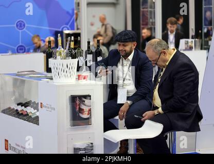 Cracovie, Pologne - 5 novembre 2021: Salon international du vin ENOEXPO à Cracovie.Les producteurs de vin du monde entier rencontrent les importateurs dis Banque D'Images