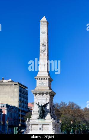 Lisbonne, Portugal - 4 janvier 2023: Monument en pierre ancienne détaillé avec une statue angélique corrodée pointant vers sa base Banque D'Images