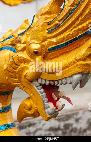 Laos, Luang Prabang. Statue de Naga à têtes multiples (serpent) à Haw Pha Bang. Banque D'Images