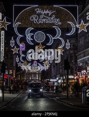 Le premier Ramadan de Londres s’illumine à Piccadilly Circus. Banque D'Images