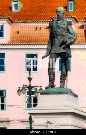 Lisbonne, Portugal - 4 janvier 2023 : ancienne statue verte corrodée d'un Portugais vêtu d'une tenue militaire. l'arrière-plan est un bâtiment rose coloré Banque D'Images