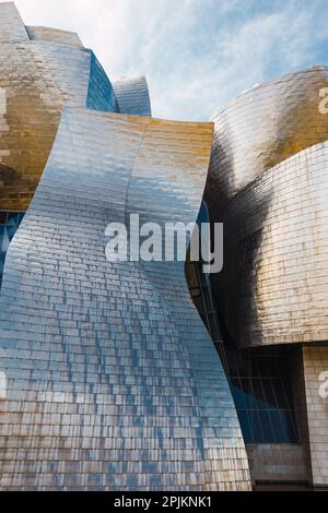 Bilbao, Espagne - septembre 2022 : vue rapprochée des formes du musée Guggenheim de Bilbao, Espagne. Guggenheim Museum Bilbao est un musée d'an moderne Banque D'Images