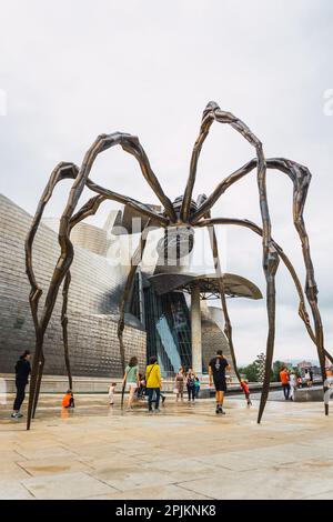 Bilbao, Espagne - septembre 2022 : la sculpture en araignée Maman et le musée Guggenheim de Bilbao. Guggenheim Museum Bilbao est le musée du moderne et du contempo Banque D'Images