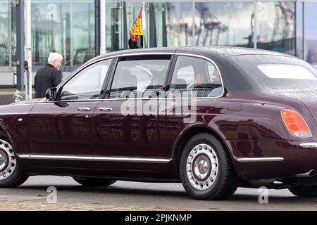 Hambourg, Allemagne. 31st mars 2023. Le roi Charles III de Grande-Bretagne se déporte du port de Hambourg dans la Bentley State Limousine, l'entraîneur d'État des monarques britanniques. À la fin de leur voyage de trois jours en Allemagne, le roi britannique et sa femme ont visité la ville hanséatique de Hambourg. Crédit : Bodo Marks/dpa/Alay Live News Banque D'Images