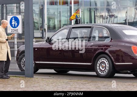 Hambourg, Allemagne. 31st mars 2023. Le roi Charles III de Grande-Bretagne se déporte du port de Hambourg dans la Bentley State Limousine, l'entraîneur d'État des monarques britanniques. À la fin de leur voyage de trois jours en Allemagne, le roi britannique et sa femme ont visité la ville hanséatique de Hambourg. Crédit : Bodo Marks/dpa/Alay Live News Banque D'Images