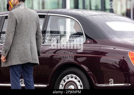 Hambourg, Allemagne. 31st mars 2023. Le roi Charles III de Grande-Bretagne est le départ au port de Hambourg dans la limousine d'État de Bentley, l'entraîneur d'État des monarques britanniques. À la fin de ce voyage de trois jours en Allemagne, le roi britannique et sa femme ont visité la ville hanséatique de Hambourg. Crédit : Bodo Marks/dpa/Alay Live News Banque D'Images