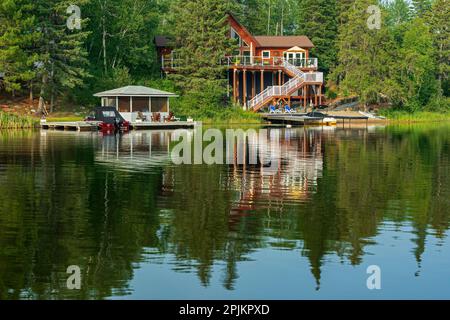 Canada, Manitoba, parc provincial Whiteshell. Réflexions de cottage sur Star Lake. Banque D'Images