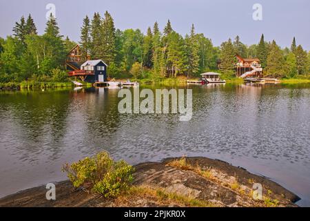 Canada, Manitoba, parc provincial Whiteshell. Cottages sur Star Lake. Banque D'Images