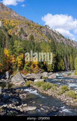 Leavenworth, État de Washington, États-Unis. Vue depuis un pont piétonnier sur la rivière Wenatchee près de Leavenworth le long de la route 2 Banque D'Images