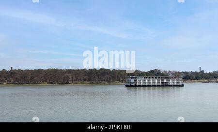 Vue sur le bateau dans la rivière Hooghly, Kolkata, Bengale occidental, Inde. Banque D'Images