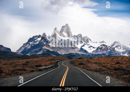 Monte Mont fitz roy, à El Chalten, en Argentine, vu de la route. Sommets enneigés du Mt. Fitzroy, Argentine. Banque D'Images