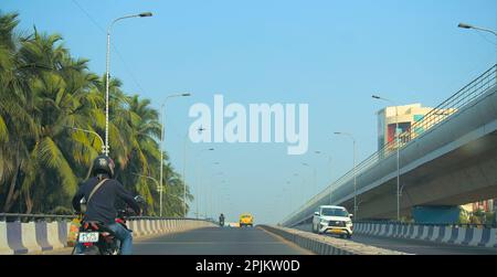 Accès et sortie de l'autoroute en béton ou de l'autoroute Asphalt. Banque D'Images