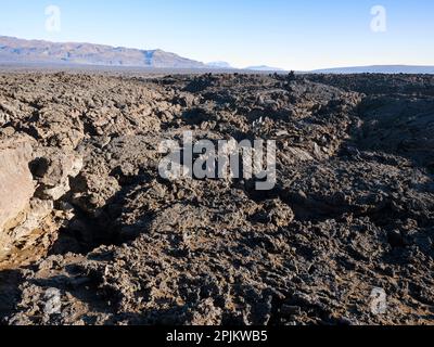 Lave de l'éruption de Bardarbunga 2014-2015 dans la région de Holuhraun. Volcan Askja en arrière-plan. Parc national de Vatnajokull, site de l'UNESCO, Islande Banque D'Images