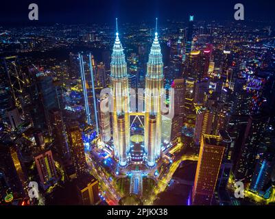 Vue aérienne de Kuala lumpur la nuit, Malaisie. Banque D'Images