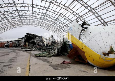 HOSTOMEL, UKRAINE - le 1 AVRIL 2023 - le Mriya Antonov an-225, le plus grand avion cargo au monde, détruit par les troupes russes, est photographié à Hostomel, Ky Banque D'Images