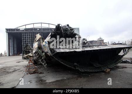 HOSTOMEL, UKRAINE - le 1 AVRIL 2023 - le Mriya Antonov an-225, le plus grand avion cargo au monde, détruit par les troupes russes, est photographié à Hostomel, Ky Banque D'Images