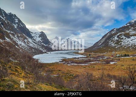 Norvège, îles Lofoten. Vue sur la vallée avec le lac Storvatnet en premier plan et le mont Flakstadtind en arrière-plan Banque D'Images