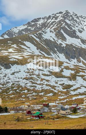 Norvège, îles Lofoten. Vue sur la vallée avec le lac Storvatnet en premier plan et le mont Flakstadtind en arrière-plan Banque D'Images