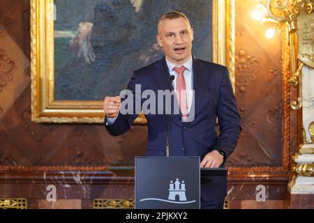 Hambourg, Allemagne. 03rd avril 2023. Vitali Klitschko, maire de la capitale ukrainienne Kiev et ancien champion du monde de boxe, parle lors d'une conférence de presse à l'hôtel de ville. Klitschko et le maire de Hambourg, Tschentscher, ont parlé de la situation actuelle à Kiev et en Ukraine ainsi que de la poursuite de leur coopération dans le 'Pacte de solidarité et d'avenir'. En avril 2022, les deux politiciens avaient décidé d'un partenariat stratégique entre leurs villes pour se soutenir mutuellement en temps de crise. Credit: Marcus Brandt/dpa/Alay Live News Banque D'Images