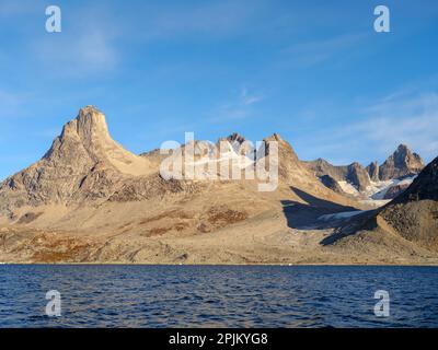 Paysage dans le fjord Ikasartivaq. Région d'Ammassalik dans l'est du Groenland, territoire danois Banque D'Images