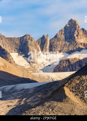 Glacier et moraine terminale du 19th siècle et la fin du petit âge glaciaire. Paysage dans le fjord Ikasartivaq. Région d'Ammassalik dans l'est du Groenland. Banque D'Images