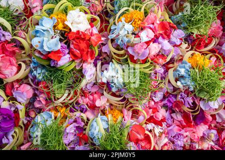 Gros plan des pétales de fleurs sur le marché de Bali à utiliser pour les offrandes, horizontales Banque D'Images