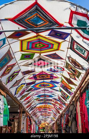 Todos Santos, Baja California sur, Mexique. Tissu tissé coloré auvents sur un marché. (Usage éditorial uniquement) Banque D'Images