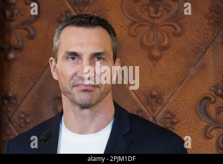 Hambourg, Allemagne. 03rd avril 2023. Wladimir Klitschko, ancien champion du monde de boxe et frère de V. Klitschko, maire de la capitale ukrainienne Kiev, se tient lors d'une conférence de presse à l'hôtel de ville. Plus tôt, Klitschko avait parlé avec le maire de Hambourg, Tschentscher, de la situation actuelle à Kiev et en Ukraine, ainsi que de la poursuite de leur coopération dans le "Pacte de solidarité et d'avenir". En avril 2022, les deux politiciens avaient décidé d'un partenariat stratégique entre leurs villes pour se soutenir mutuellement en temps de crise. Credit: Marcus Brandt/dpa/Alay Live News Banque D'Images