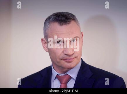 Hambourg, Allemagne. 03rd avril 2023. Vitali Klitschko, maire de la capitale ukrainienne Kiev, se tient lors d'un événement de presse à la Chambre de commerce. Klitschko avait déjà parlé avec le maire de Hambourg, Tschentscher, de la situation actuelle à Kiev et en Ukraine, ainsi que de la poursuite de leur coopération dans le "Pacte de solidarité et d'avenir". En avril 2022, les deux politiciens avaient décidé d'un partenariat stratégique entre leurs villes pour se soutenir mutuellement en temps de crise. Credit: Marcus Brandt/dpa/Alay Live News Banque D'Images