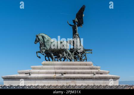 Statue de bronze Quadriga au sommet de l'Altare della Patria (autel de la Patrie ou Vittoriano), Rome, Italie Banque D'Images