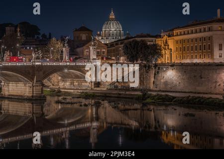 Paysage urbain nocturne pittoresque de Rome avec la coupole illuminée de St. Basilique Saint-Pierre, Italie Banque D'Images