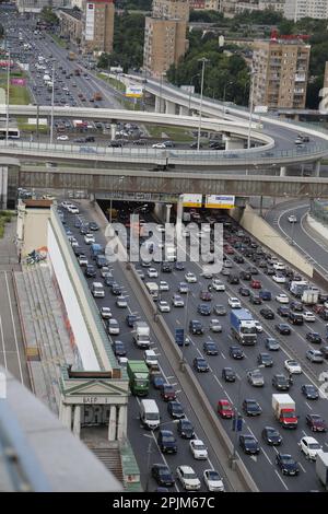 Vue sur la circulation très fréquentée sur l'autoroute à plusieurs voies (embouteillage); également grand rond-point surélevé Banque D'Images