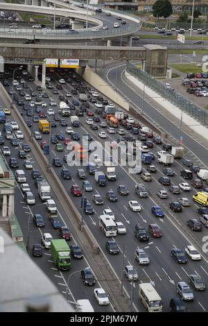 Vue sur la circulation très fréquentée sur l'autoroute à plusieurs voies (embouteillage); également grand rond-point surélevé Banque D'Images