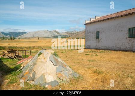 Paysage d'été. Traspeña de la Peña, province de Palencia, Castille Leon, Espagne. Banque D'Images