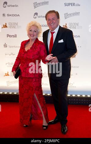 ARCHIVE PHOTO: Petra KUSDCH-LUECK fête ses 75 ans sur 6 avril 2023, le présentateur Petra KUSCH-LUECK et le mari Roland NEUBERT Goldene Henne 2011 - cérémonie de remise des prix au théâtre de la Potsdamer Platz à Berlin sur 28 septembre 2011. SVEN SIMON#Prinzess-Luise-Strasse 4179 Muelheim / R uhr #tél 0208/9413250#fax. 0208/9413260#GLSB Bank, numéro de compte : 4030 025 100, BLZ 430 609 67# www.SvenSimon.net. Banque D'Images
