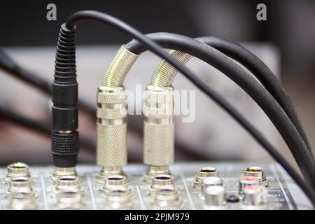 Enregistreur sur la radio. Photographe dans le studio d'enregistrement. Mixage de la carte DJ ou du panneau DJ. Photo de haute qualité. Horizontale. Arrière-plan. Banque D'Images